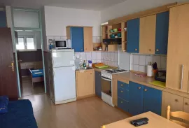 VIR PRODAJE SE APARTMAN NA ATRAKTIVNOJ PLAŽI 10 m OD MORA, Vir, Kвартира