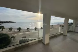 VIR PRODAJE SE APARTMAN NA ATRAKTIVNOJ PLAŽI 10 m OD MORA, Vir, Kвартира