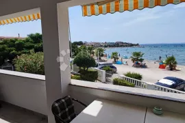 VIR PRODAJE SE APARTMAN NA ATRAKTIVNOJ PLAŽI 10 m OD MORA, Vir, Kвартира