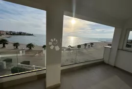 VIR PRODAJE SE APARTMAN NA ATRAKTIVNOJ PLAŽI 10 m OD MORA, Vir, Kвартира