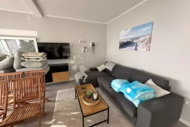 VIR PRODAJE SE APARTMAN NA ATRAKTIVNOJ PLAŽI 10 m OD MORA, Vir, Kвартира