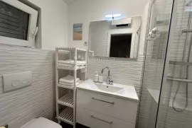 VIR PRODAJE SE APARTMAN NA ATRAKTIVNOJ PLAŽI 10 m OD MORA, Vir, Kвартира