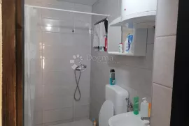 Kuća sa tri apartmana, Vir, Дом