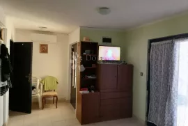 Kuća sa tri apartmana, Vir, Дом