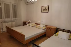 Stan blizu mora sa četiri parkirna mjesta, Crikvenica, Appartment