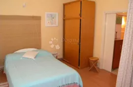 Malinska, kuća sa 8 apartmana, Malinska-Dubašnica, Kuća