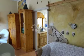 Malinska, kuća sa 8 apartmana, Malinska-Dubašnica, Kuća