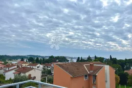 APARTMANSKA KUĆA 300 METARA OD PLAŽE I POGLEDOM NA MORE, Rovinj, House