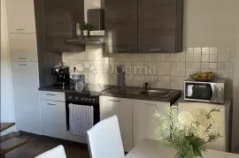 PRILIKA! Apartman Novi Vinodolski 50m od mora, Novi Vinodolski, Stan