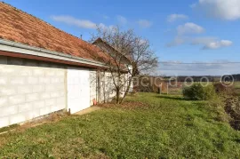 Stambeno poslovna zgrada i zemljište, Kuća