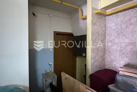 Pula, Stoja - poslovni prostor na frekventnoj lokaciji, Pula, Commercial property