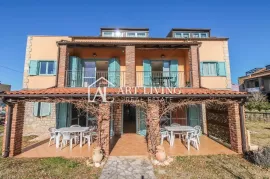 Istra, Poreč, okolica - dvosobni stan u mansardi sa korištenjem privatnog bazena, Poreč, Flat