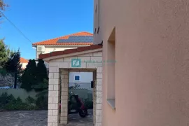 VODICE, namješten trosoban stan, 650 m od plaže, pogled na more, Vodice, Διαμέρισμα