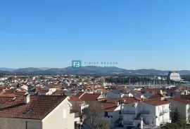 VODICE, namješten trosoban stan, 650 m od plaže, pogled na more, Vodice, Διαμέρισμα