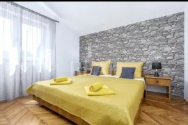 Štinjan kuća sa 4 apartmana i poslovnim prostorom !, Pula, Maison