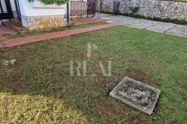 IKA-ATRAKTIVNA LOKACIJA S PREKRASNIM POGLEDOM, DVOJNA KUĆA OD 194 m2 NA TRI ETAŽE PLUS POMOĆNI PROSTOR U SUTERENU, Opatija - Okolica, Maison