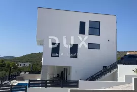 VODICE, ŠIBENIK – PRILIKA! Novoizgrađena dvojna kuća s bazenom!, Vodice, Haus