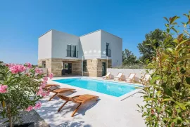 Nin - novogradnja, villa sa bazenom i saunom! 570000€, Nin, Дом