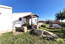 Rakalj, prizemnica s garažom,pomoćnim objektom, okućnica 1130m2,more 4km, Marčana, Kuća