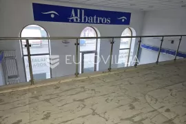 Osijek, Centar, ulični poslovni prostor za najam 240 m2 (moguće do 900m2), Osijek, Commercial property