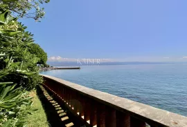 Opatija, Lovran – Stan 120 m2, prvi red do mora s privatnom plažom, Lovran, Appartment