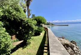 Opatija, Lovran – Stan 120 m2, prvi red do mora s privatnom plažom, Lovran, Appartment